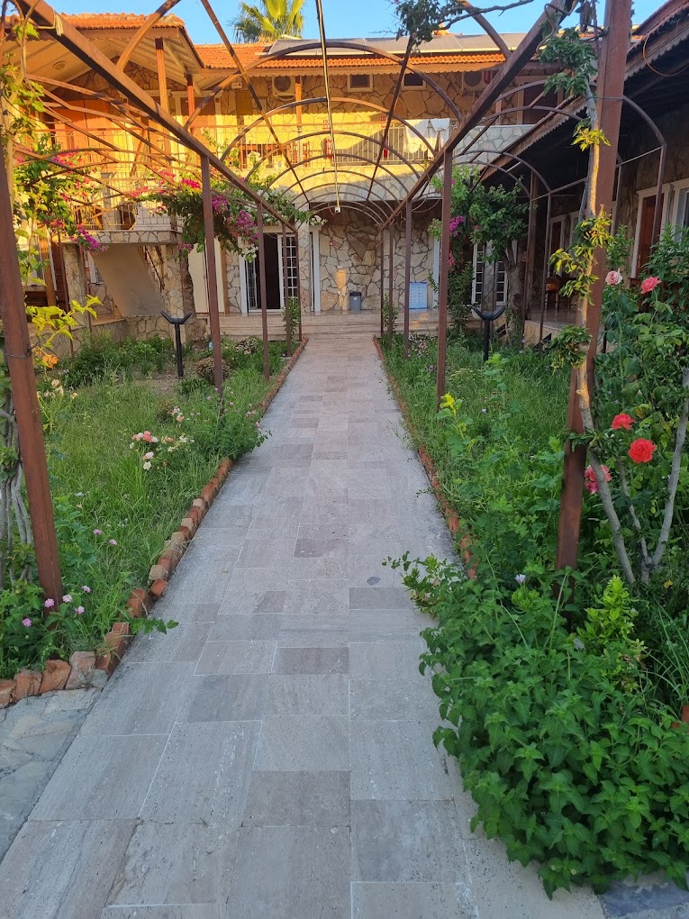 Bahçe ve kemerli yol