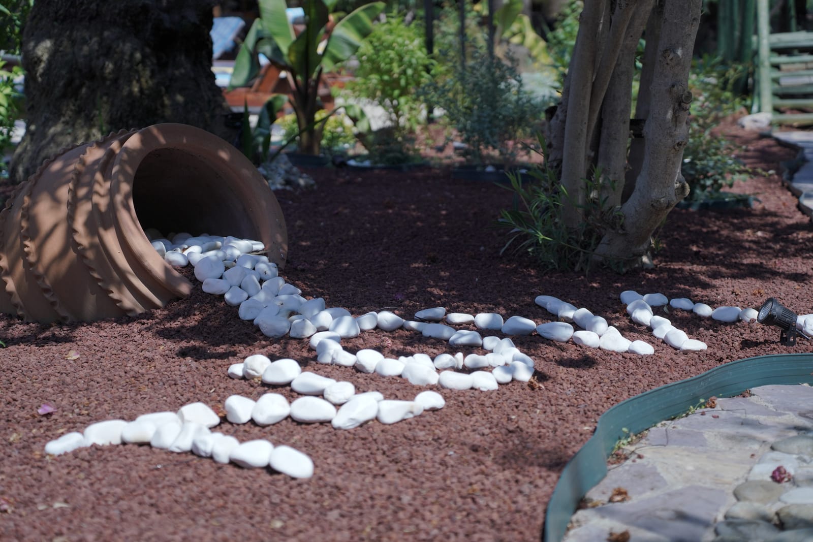 Küp ve çakıl taşlı peyzaj detayı