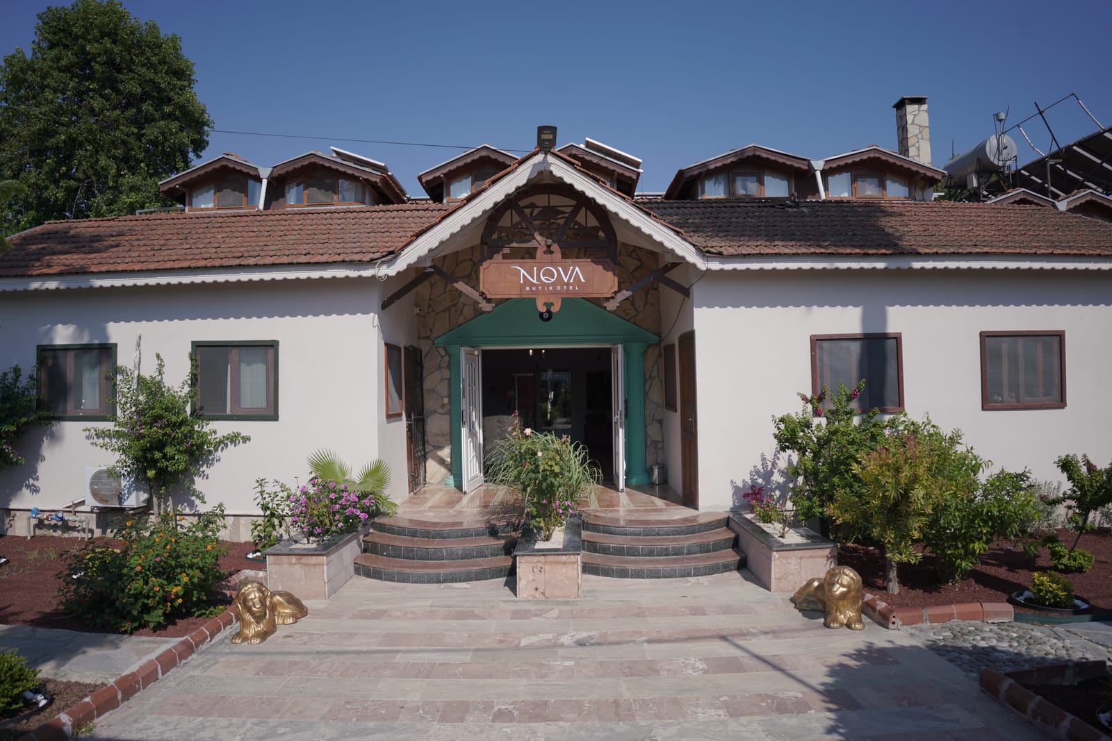 Otel giriş binası