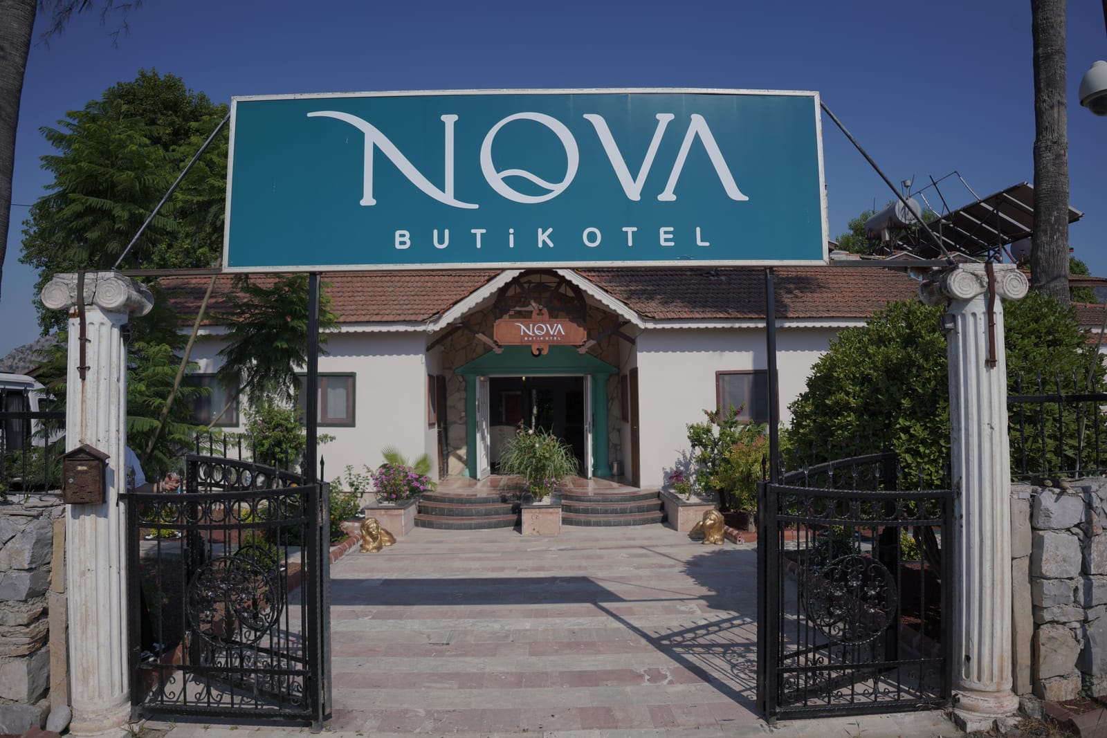Nova Butik Otel giriş kapısı